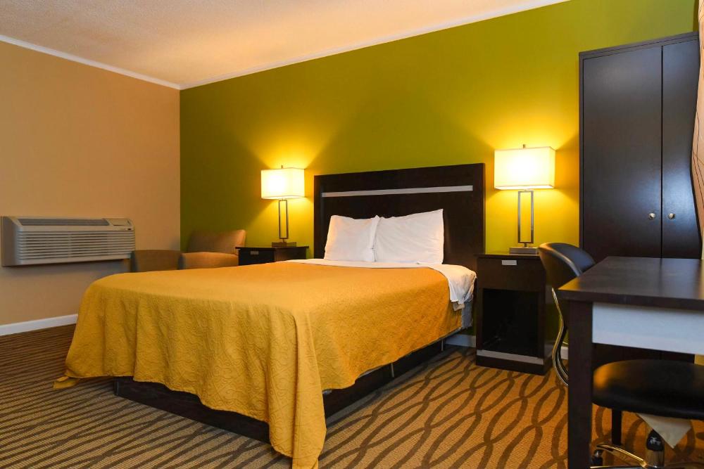 Queen Room - Non-Smoking interior